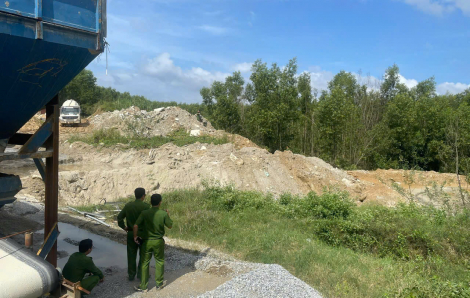 Một doanh nghiệp ở Quảng Ngãi đổ hơn 700 tấn chất thải rắn trái quy định