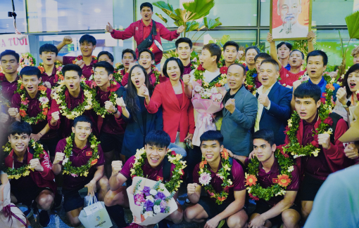 Người hâm mộ nồng nhiệt đón các chàng trai vàng U22 Việt Nam