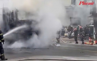 Hà Nội: Xe tải bốc cháy khi đang lưu thông trên đường