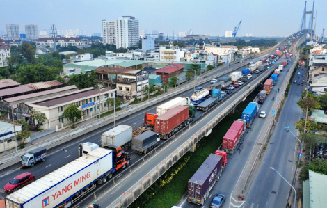 Trục cảng Cát Lái kẹt xe gần 10km