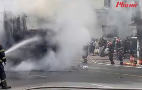 Hà Nội: Xe tải bốc cháy khi đang lưu thông trên đường