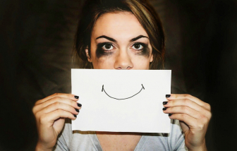 Khi tiếng cười biến chất