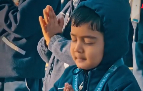 Cậu bé Ấn Độ đáng yêu khi cầu nguyện