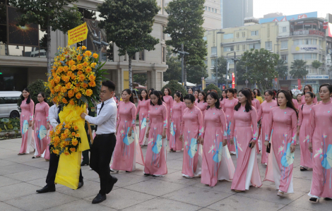 Đoàn đại biểu tham dự Đại hội đại biểu Phụ nữ TPHCM dâng hoa tưởng nhớ Chủ tịch Hồ Chí Minh