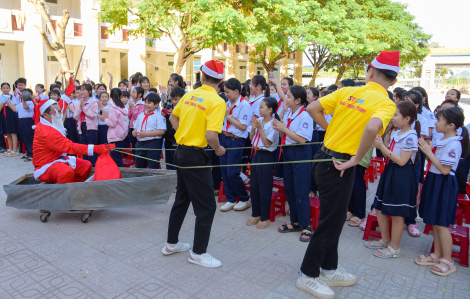 Giáng sinh đến sớm của trẻ em sau lũ tại Trường tiểu học Vĩnh Trung, Khánh Hòa