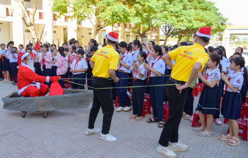 Giáng sinh đến sớm của trẻ em sau lũ tại Trường tiểu học Vĩnh Trung, Khánh Hòa