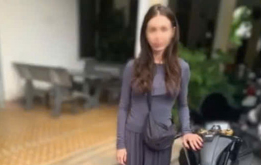 Xác minh một phụ nữ nước ngoài “làm xiếc” trên xe máy ở Khánh Hòa