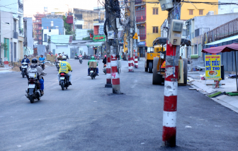 Người đi đường Chu Văn An vừa chạy vừa lo tông cột điện