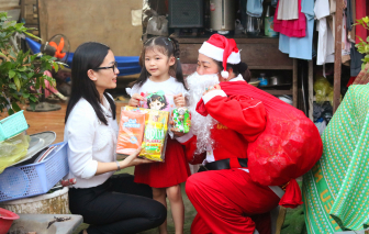 Ông già Noel đến khu nhà trọ trao quà cho trẻ em