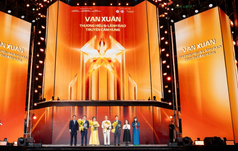 Bà Cao Thị Ngọc Dung được vinh danh “Lãnh đạo trọn đời” tại Vạn Xuân Awards 2025