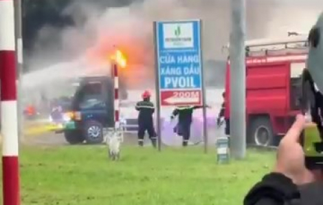 Tài xế lái xe tải đang bốc cháy đến trụ sở PCCC TPHCM nhờ hỗ trợ