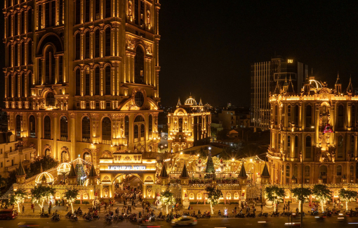 Một khách sạn ở TPHCM chi hơn 1 tỷ đồng trang trí Giáng sinh