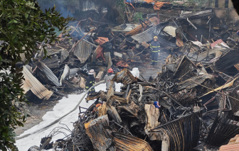 Bản tin tổng hợp ngày 23/12: Tiểu thương bật khóc nhìn chợ cháy lúc rạng sáng; Miền Bắc rét đậm dịp Giáng sinh