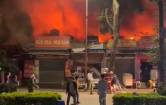 Cháy chợ ở Hà Nội lúc rạng sáng