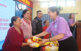 Phường Bình Trị Đông trao 250 phần quà cho các hộ khó khăn