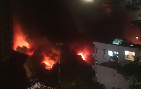 Chợ Xanh tại Hà Nội bốc cháy ngùn ngụt lúc rạng sáng