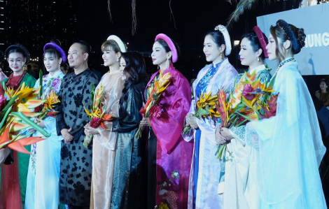 Dàn người đẹp nổi tiếng hội tụ trong show 30 năm của NTK Võ Việt Chung