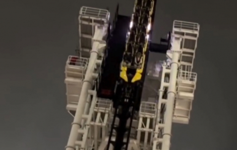 Tàu lượn cao tốc trục trặc, du khách 'xanh mặt' vì lơ lửng trên không trung cả tiếng