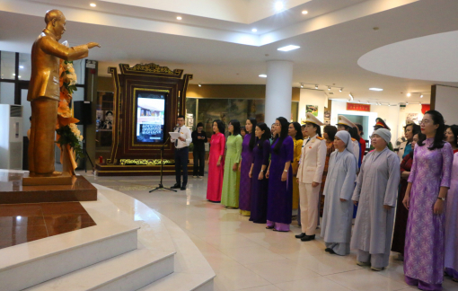 Hội LHPN Việt Nam TP Huế làm lễ dâng hoa báo công với Bác tại Bảo tàng Hồ Chí Minh