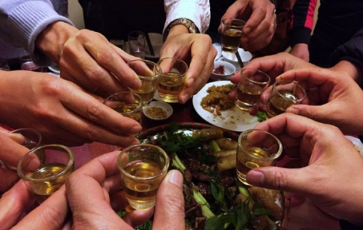 Mẫu rượu trong vụ ngộ độc khiến 1 người chết ở Hải Phòng có nồng độ methanol vượt giới hạn hơn 2.000 lần