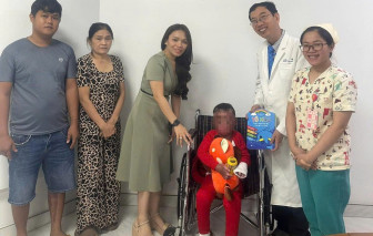 Bé trai 5 tuổi bị cha đốt hồi phục kỳ diệu