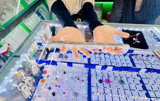 Giá vàng quay đầu giảm ngay khi lên gần 160 triệu đồng/lượng, bạc tiếp tục tăng mạnh