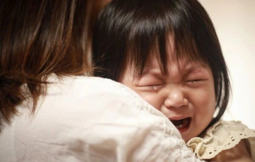 Chồng ngoại tình, bạo hành còn đòi cướp con