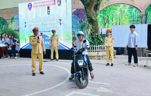 Học sinh Hà Nội hào hứng luyện tập các kỹ năng lái xe gắn máy an toàn