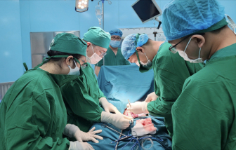 Bị kẹt giữa 2 ghe, người đàn ông bị “lóc” mảng da đùi