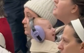 Em bé 4 tháng tuổi cùng mẹ tập hát hợp xướng trong mùa Giáng sinh