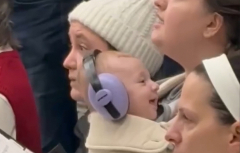 Em bé 4 tháng tuổi cùng mẹ tập hát hợp xướng trong mùa Giáng sinh