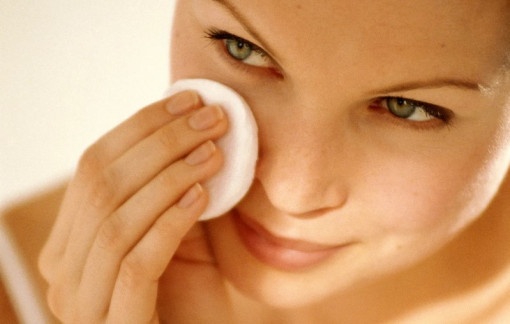 Vì sao siêng tẩy trang vẫn bị nổi mụn?