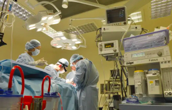 Bác sĩ FV giành lại sự sống cho cụ bà U90 bị rò âm đạo trực tràng