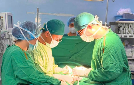 Bé trai phải cắt bỏ tinh hoàn sau cơn đau vùng kín đột ngột