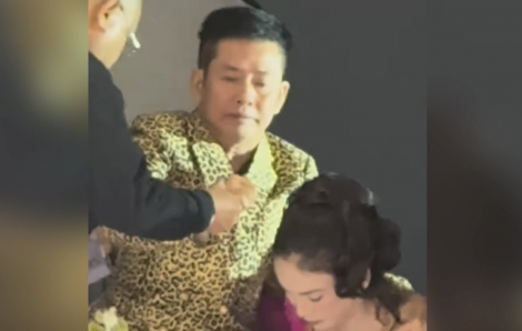 Nghệ sĩ Tấn Beo được dìu lên sân khấu trong đám cưới con trai