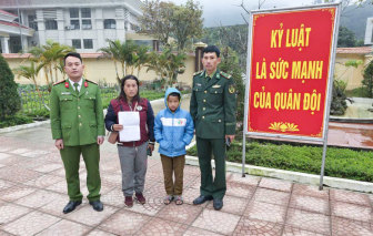 2 bé trai 11 tuổi đi lạc từ Lào sang Việt Nam, hái trái cây dọc đường chống đói