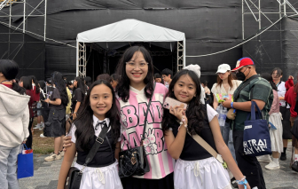 'Đu idol' cùng con ở Anh trai say hi