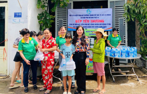 Chị em ở phường Trung Mỹ Tây đã tặng hơn 30.550 suất ăn cho người lao động