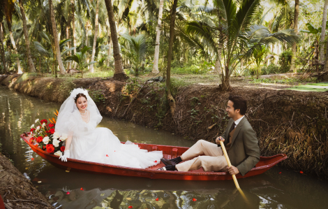 Đoàn Minh Tài chèo xuồng trong lễ cưới giữa vườn dừa ở quê nhà