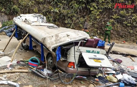 Hé lộ nguyên nhân dẫn đến vụ tai nạn lật xe khách kinh hoàng ở Lào Cai