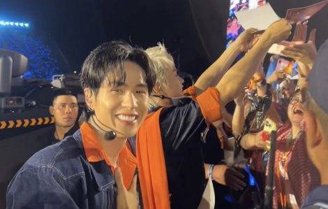 Khán giả reo hò phấn khích mong nhận được thư tay của dàn ‘Anh trai say hi’
