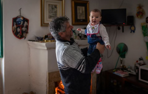 Ngôi làng ở Ý mừng em bé đầu tiên chào đời sau gần 30 năm