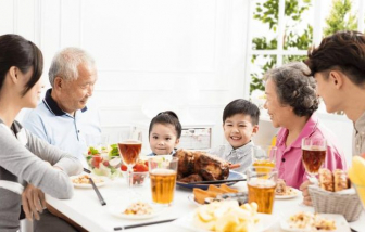 Áp lực từ con cái khi cha mẹ chọn sống cho bản thân