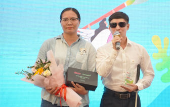 Vợ nắm tay chồng khiếm thị “Lan tỏa năng lượng tích cực”