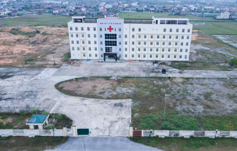 Trung tâm y tế xây nửa vời rồi 'trùm mền'