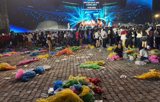 'Anh trai say hi' kết thúc, bạn trẻ ra về sao quên rác dưới chân mình?