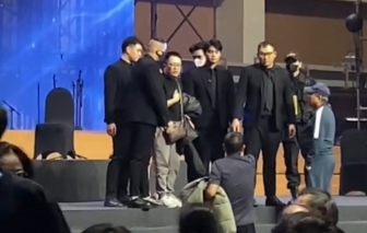 Khán giả bức xúc, lao lên sân khấu khi BTC hủy show của các nhạc sĩ Trịnh Công Sơn, Trần Tiến... ở Hà Nội