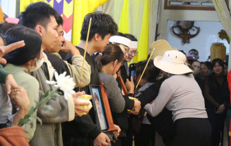 Nghẹn ngào dòng người tiễn đưa 4 nạn nhân vụ cháy nhà ở Đắk Lắk