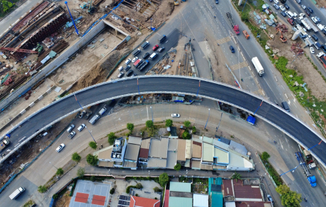 Cầu vượt nối cao tốc và đường Mai Chí Thọ tại nút giao An Phú trước ngày thông xe