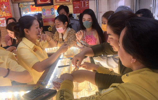 Vàng giảm xuống dưới 158 triệu đồng/lượng, bạc vượt 3 triệu đồng/lượng